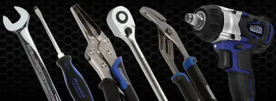 Présentation d’outils Power Torque : une clé, un tournevis plat, des pinces, un manche à cliquet, une autre paire de pinces et une clé à chocs.